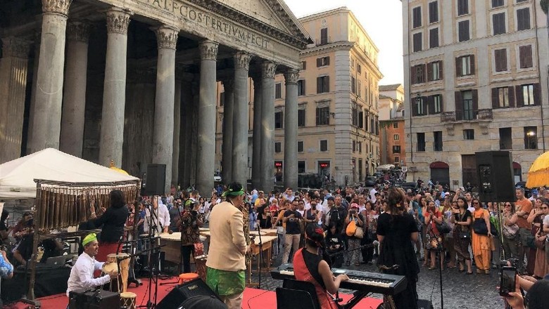 Alunan Musik Indonesia di Pelataran Pantheon di Roma Alunan Musik Indonesia di Pelataran Pantheon di Roma