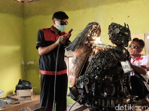 Siswa di Karawang Buat Robot Polisi Gendong Anak dari Barang Bekas
