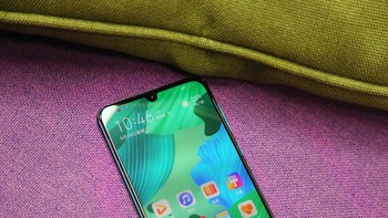 Terdapat notch waterdrop sebagai rumah kamera selfie 32 megapixel. Foto: Sina Mobile