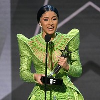 Di BET Awards 2019, Cardi mendapat tujuh nominasi meski hanya membawa pulang satu penghargaan. Prestasi ini diraihnya setelah muncul kabar soal pertengkaran dengan bartender perempuan yang dituduh berselingkuh dengan suaminya. (Foto: Kevin Winter/Getty Images)