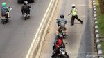 Aksi Kucing-kucingan Pemotor Menghindari Tilang Polisi