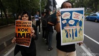 Sebelumnya, Gubernur DKI Jakarta Anies Baswedan mengatakan bangunan yang ada di pulau reklamasi legal karena aturan Pergub nomor 2016 tahun 2016 tentang Panduan Rancang Kota Pulau C, Pulau D, dan Pulau E Hasil Reklamasi Kawasan Strategis Pantai Utara Jakarta. Menurut Anies, Pergub yang dibuat mantan gubernur Basuki Tjahaja Purnama (BTP) alias Ahok tersebut menjadi dasar hukum pengembang atas bangunan yang ada di pulau reklamasi.
