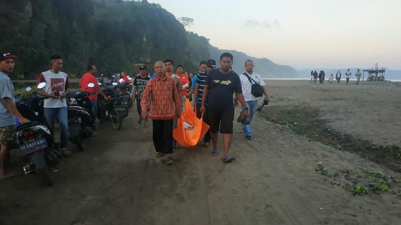Seorang Pelajar di Tulungagung Tewas Tenggelam di Pantai Sine Seorang Pelajar di Tulungagung Tewas Tenggelam di Pantai Sine