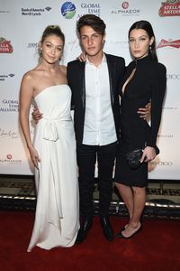 Anwar Hadid beserta kedua kakaknya, Gigi dan Bella.