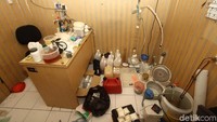 Rumah yang dijadikan sebagai home industry ini beralamat di Perumahan Citra 2 Kalideres nomor BH 8-10 RT 09/020.
