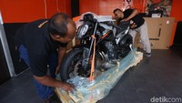 Dua orang petugas diler langsung membuka kardus serta bagian plastik yang menutupi motor.