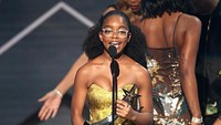 Bintang muda, Marsai Martin mendapatkan piala dari kategori Young Star di usianya yang menginjak 14 tahun. Frederick M. Brown/Getty Images for BET