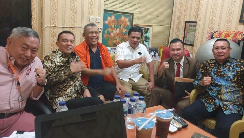 Dibesuk Dasco cs Jelang Penangguhan Penahanan, Eggi Sudjana Tampak Semringah Dibesuk Dasco cs Jelang Penangguhan Penahanan, Eggi Sudjana Tampak Semringah