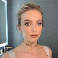 Nama aktris Jodie Comer sukses melambung sejak membintangi serial Killing Eve. Beberapa waktu lalu, wanita asal Inggris ini pun diganjar penghargaan Bafta dalam kategori Aktris Terbaik. Foto: Instagram @jodiemcomer