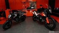 detikcom diberi kesempatan untuk melihat langsung proses unboxing dari motor yang didatangkan langsung dari Austria ini, yakni Duke 790 dan 790 Adventure sebelum dilepas ke publik di arena Pekan Raya Jakarta, Senin (24/06/2019).