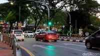 Di kota dengan populasi warga mencapai 570 ribu ini kondisi lalu lintasnya bisa dikatakan menjadi salah satu yang teratur di Asia Tenggara. Foto: Luthfi Anshori