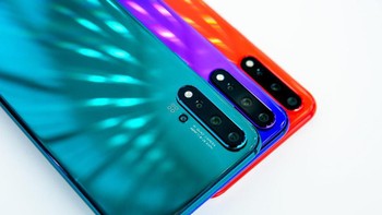 Ponsel ini hadir dalam empat warna, yakni Black, Purple, Green dan Orange. Foto: Sina Mobile