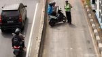 Aksi Kucing-kucingan Pemotor Menghindari Tilang Polisi