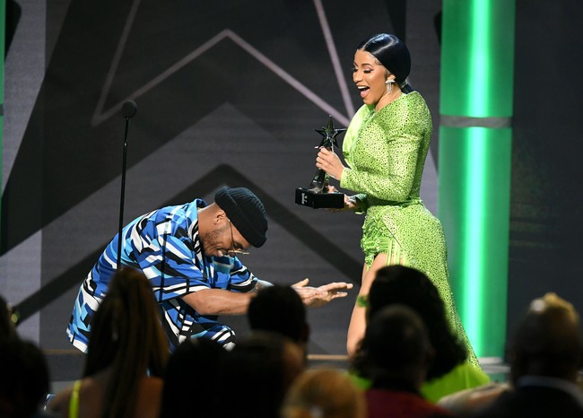 Perempuan bernama asli Belcalis Almanzar itu lalu mengganti pakaiannya. Kali ini, giliran gaun hijau muda menjadi andalannya ketika menerima penghargaan Album of the Year. (Foto: Kevin Winter/Getty Images)