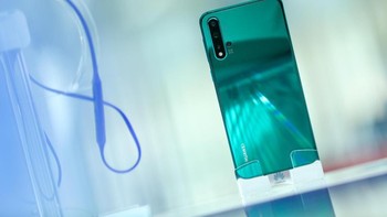 Kesemuanya mengusung bodi kaca. Foto: Sina Mobile