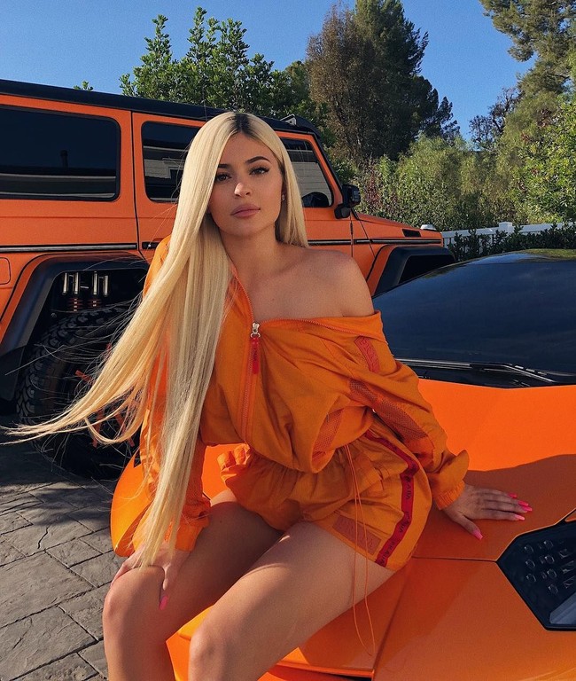 Orange is the new black! Kylie Jenner juga punya Lamborghini Aventado seharga US$ 400 ribu dan Mercedes G-Wagon bernilai US$ 235 ribu bewarna oranye. Begini jadinya kalau Kylie berpose pakai busana berwarna sama dengan kedua mobil tersebut. (Foto: Instagram/@kyliejenner)