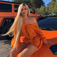 Orange is the new black! Kylie Jenner juga punya Lamborghini Aventado seharga US$ 400 ribu dan Mercedes G-Wagon bernilai US$ 235 ribu bewarna oranye. Begini jadinya kalau Kylie berpose pakai busana berwarna sama dengan kedua mobil tersebut. (Foto: Instagram/@kyliejenner)