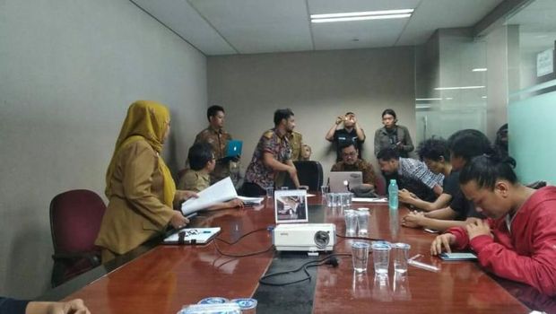 Koalisi Selamatkan Teluk Jakarta (KSTJ) saat audiensi dengan Pemprov DKI yang diwakili TGUPP
