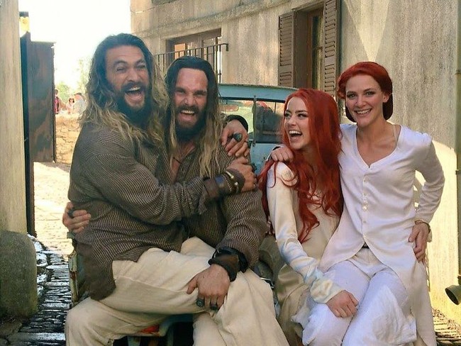 Di sela-sela istirahat syuting film Aquaman, Jason Momoa dan Amber Heard menyempatkan bercanda dengan pemeran pengganti mereka. Keduanya saling main pangku dan tertawa lepas. Foto: Instagram