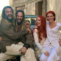 Di sela-sela istirahat syuting film Aquaman, Jason Momoa dan Amber Heard menyempatkan bercanda dengan pemeran pengganti mereka. Keduanya saling main pangku dan tertawa lepas. Foto: Instagram