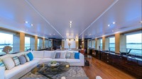 Desainer interiornya bernama Zuretti, sedangkan eksteriornya dibuat oleh Stefano Natucci. Interiornya jelas mewah, sesuai dengan harga sewanya yang selangit. (yachtcharterfleet.com)