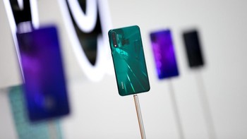 Sementara versi RAM 8 GB dan ROM 245 GB dilepas 3.399 yuan (sekitar Rp 6,9 juta). Foto: Sina Mobile