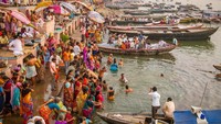Kota di Uttar Pradesh, India utara ini berada persis di sisi Sungai Gangga. Inilah mengapa kota ini menjadi yang paling suci bagi umat Hindu. (iStock)