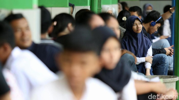 Sejumlah orang tua murid mendatangi SMAN 8 Jakarta untuk mendaftar PPDB DKI 2019 Jalur Zonasi. Tak sedikit dari mereka yang telah mengantre sejak pagi.