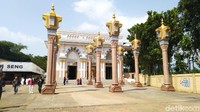 Firdaus Fatimah Zahra, itulah nama tempat wisata religi tersebut. Sebenarnya tempat itu merupakan lokasi latihan manasik haji dan umroh milik biro perjalanan Fatimah Zahra. Namun kini sudah dibuka untuk umum. (Angling/detikcom)