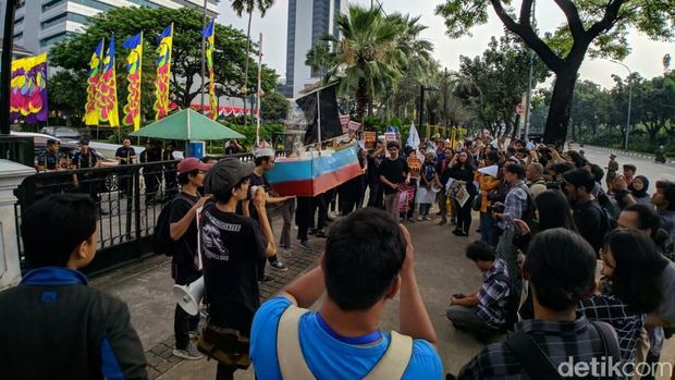 Massa Aksi di Depan Balai Kota
