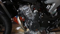 Namun seperti dikutip pada halaman resmi KTM penggunaan mesin baru dua silindernya mampu menghasilkan tenaga 103,5 hp pada putaran mesin 9.000 rpm dan torsi 86 Nm pada 8.000 rpm.