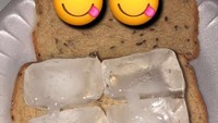 Kehabisan selai dan isian lainnya, netizen yang satu ini kelaparan dan putuskan untuk pakai es batu saja agar rotinya tidak terlalu hambar. Foto: Twitter