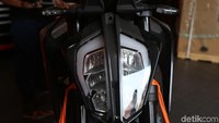 Dijelaskan Aftersales KTM Indonesia, Karmanto, secara fitur, KTM 790 Duke untuk mode berkendara, KTM 790 Duke memiliki tiga mode termasuk, sport, rain, track mode. Sedangkan 790 Adventure terdiri dari sport, rain, off-road, dan opsional rally mode.