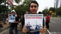 Massa menolak penerbitan IMB untuk 932 bangunan di Pulau C dan D Reklamasi Teluk Jakarta yang cacat prosedural.