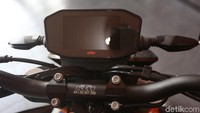 Kedua motor gede ini sudah memiliki Ride-by-Wire sehingga bisa dipasangi beberapa pilihan riding mode.