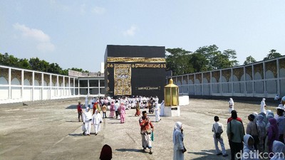 Foto: Wisata Replika Kabah di Kota Lumpia