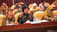 Menteri Siti tampak didampingi pejabat Kementerian LHK.