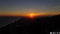 Para pengunjung bahkan duduk di pinggir tebing hanya untuk berpose dengan latar senja. Ini agak mengkhatirkan. Bonauli/detikcom)