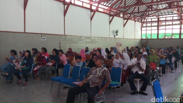 Ratusan Orang Tua Daftar PPDB Zonasi di SMPN 1 Jakarta di Hari Pertama
