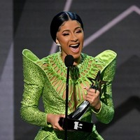 Gaun tersebut hadir dengan detail cut-out pada area dada sehingga tetap mengakomodasi keseksiannya. (Foto: Kevin Winter/Getty Images)