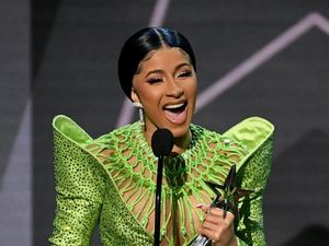 Duh! Terlalu Semangat, Jumpsuit Cardi B Robek di Bagian Bokong