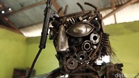 Kendati hampir selesai, robot seberat 1 ton ini belum diberi nama.