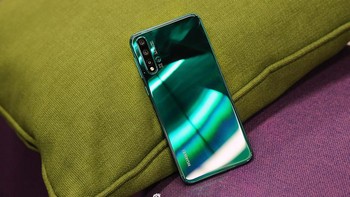 Huawei membanderolnya seharga 2.999 yuan (sekitar Rp 6,1 juta) untuk varian 8/128 GB. Foto: Sina Mobile