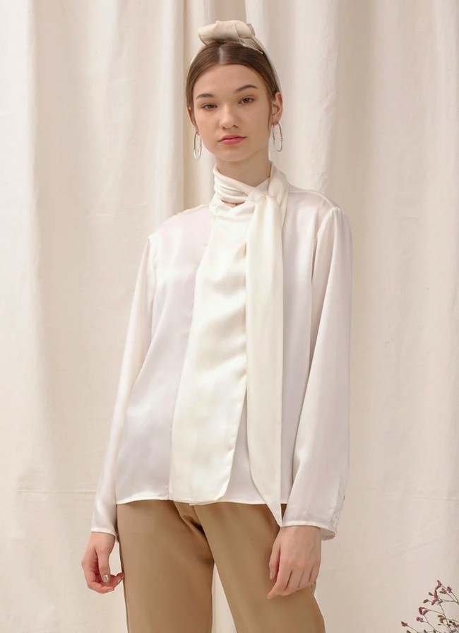 Pilihannya yang elegan bisa didapatka dari brand Le Bijou. Item seharga Rp 339 ribu ini punya material serupa satin yang menambah kesan formal. Adapun aksen syal yang membuat gaya ke kantor Anda semakin menarik. Foto: Bobobobo