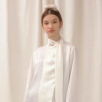 Pilihannya yang elegan bisa didapatka dari brand Le Bijou. Item seharga Rp 339 ribu ini punya material serupa satin yang menambah kesan formal. Adapun aksen syal yang membuat gaya ke kantor Anda semakin menarik. Foto: Bobobobo