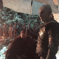 Momen manis saat The Knight King, musuh terbesar dalam sejarah Game of Thrones, justru memayungi Sang Third Eye Raven, Bran Stark. Foto: Instagram