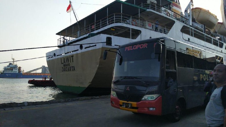 34 Terduga Teroris Kalteng Dibawa ke Jakarta via Semarang 34 Terduga Teroris Kalteng Dibawa ke Jakarta via Semarang