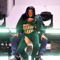 Untuk aksi panggungnya, Cardi B yang berduet dengan sang suami, rapper Offset, memakai kostum seksi berwarna hijau zamrud.  (Foto: Kevin Winter/Getty Images)