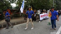 Massa membawa berbagai poster dan spanduk yang salah satunya bertuliskan Selamatkan Teluk Jakarta #MajuPantainyaSengsaraWarganya.