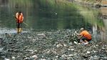 Aksi Pasukan Oranye Bersihkan Sampah di Kali Mati
